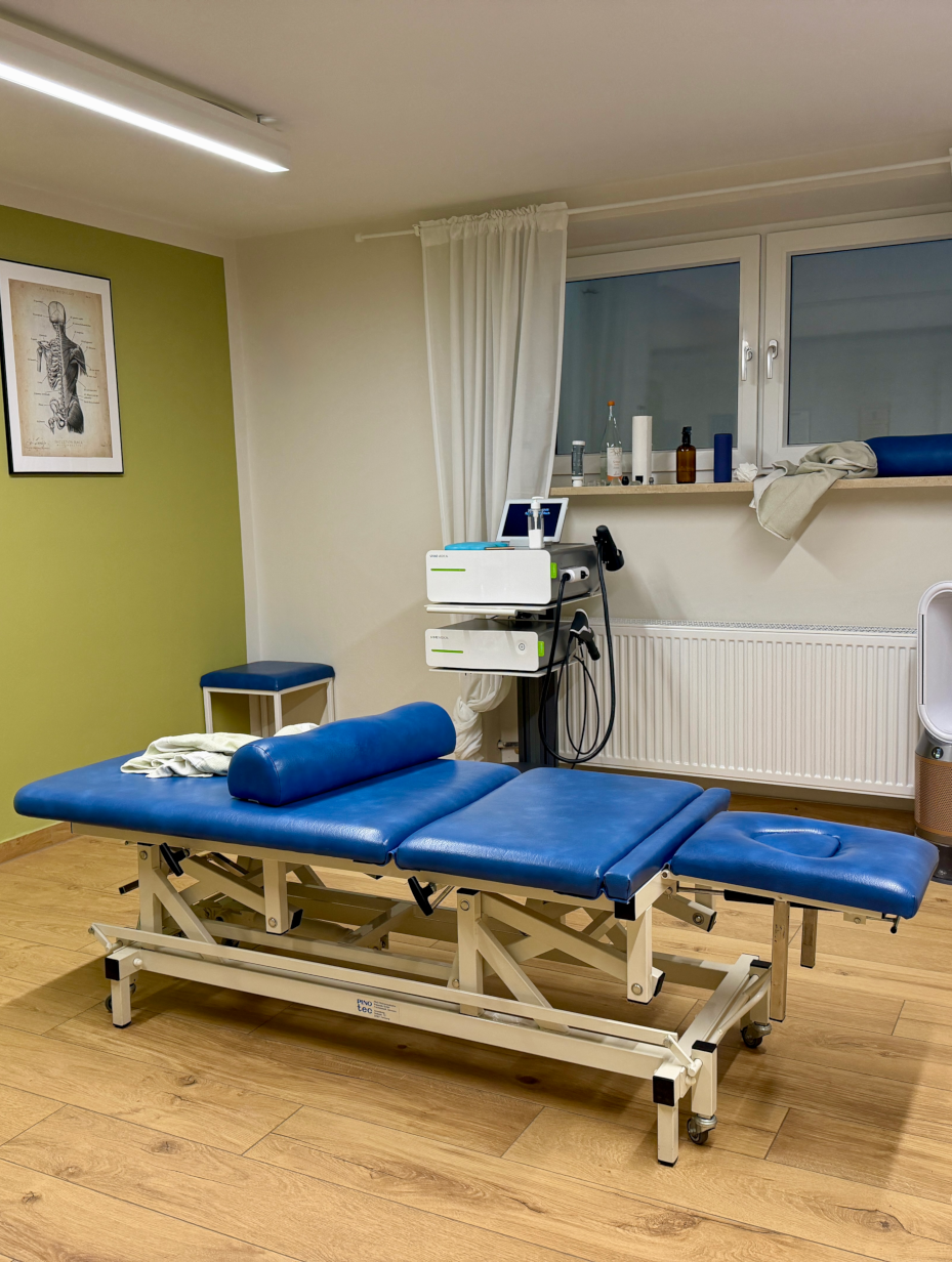 Einblick in die Sport- und Naturheilpraxis Bach – ruhiger Behandlungsraum mit Behandlungsliege