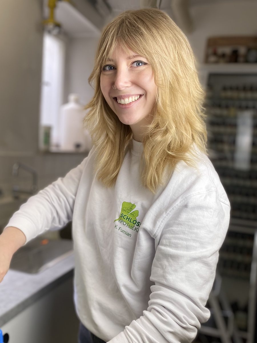 Kathi Fumian bei der Herstellung eines Latschenkiefer-Sprays