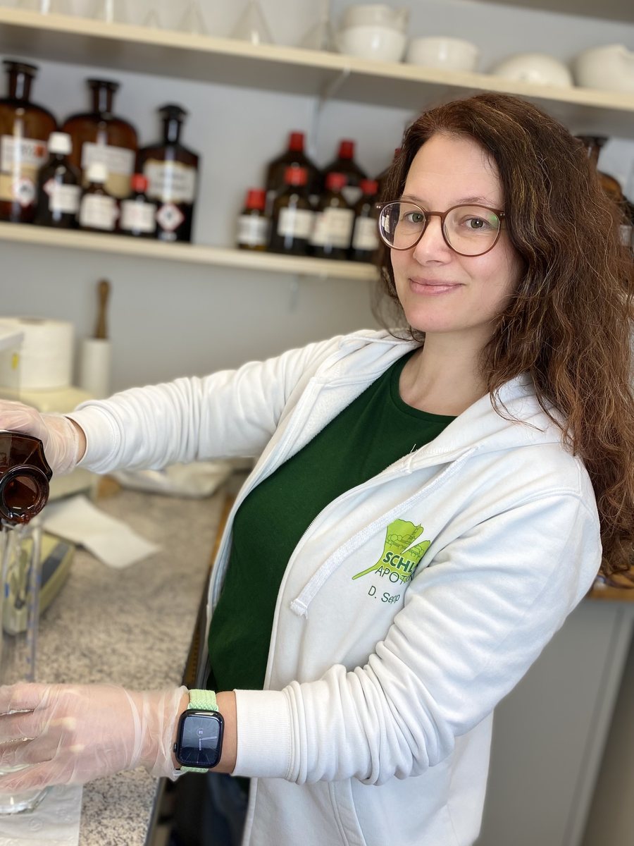 Daniela Sepp bei der Herstellung einer Rezeptur