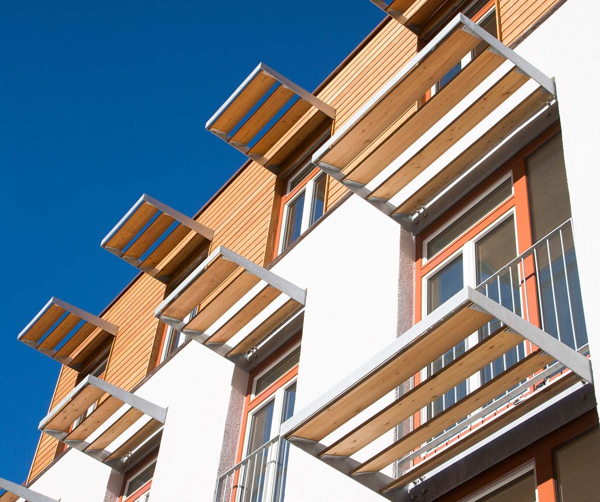Moderne Holzfassade des Gesundheitshauses mit verschattenden Vordächern — Eberle-Kögl-Straße 14–16, Marktoberdorf